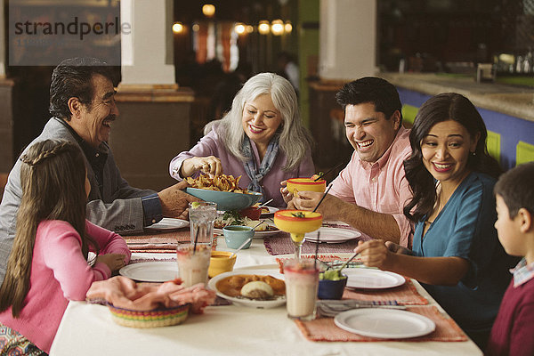 Familie genießt das Abendessen im Restaurant