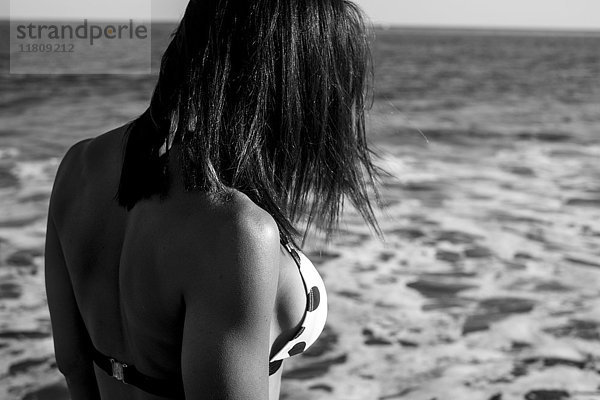 Nahaufnahme einer kaukasischen Frau im Bikini am Strand