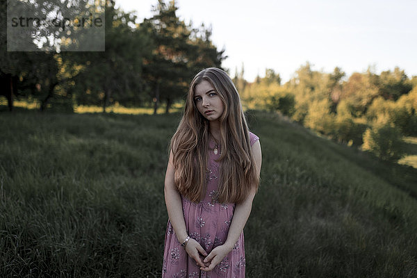 Porträt einer ernsten kaukasischen Frau auf einem Feld