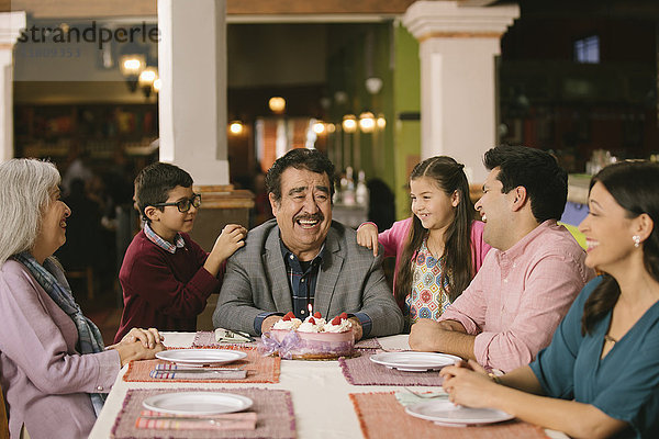 Familie feiert Geburtstag oder älterer Mann im Restaurant