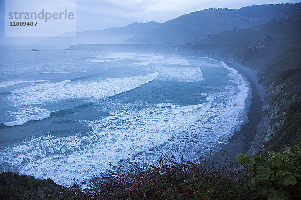 Panoramablick auf den Strand und die Klippen des Ozeans