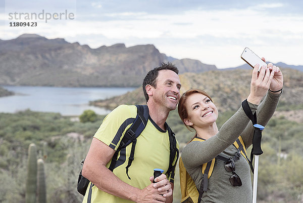 Wanderer posieren für Handy-Selfie in der Wüste