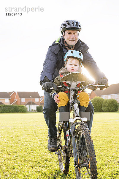 Kaukasischer Vater und Sohn fahren Fahrrad