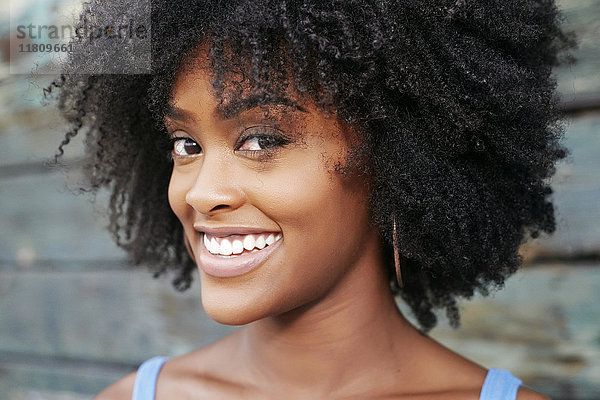 Nahaufnahme einer lächelnden schwarzen Frau