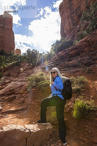 Kaukasische Frau beim Wandern in der Wüstenlandschaft