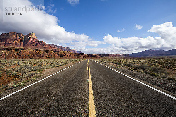 Straße zur fernen Wüstenlandschaft