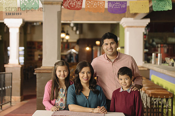 Porträt einer lächelnden hispanischen Familie im Restaurant