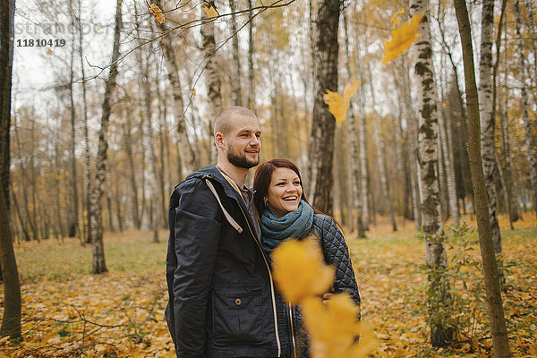 Nahöstliches Paar im Herbst im Park stehend