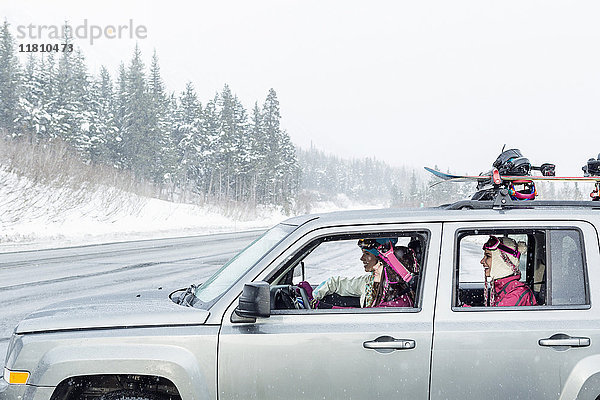 Freunde fahren im Auto im Winter