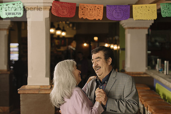 Älteres Paar tanzt im Restaurant