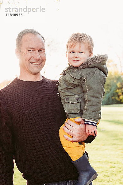 Porträt eines kaukasischen Vaters  der mit seinem Sohn posiert