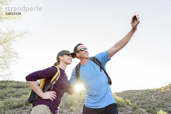 Wanderer posieren für ein Handy-Selfie