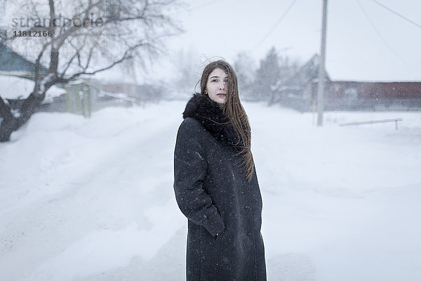 Kaukasische Frau trägt Mantel im Winter