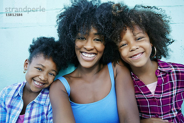 Porträt einer lächelnden Mutter und ihrer Töchter