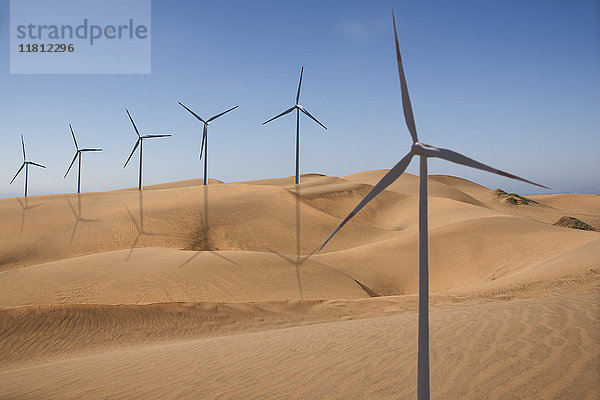 Reihe von Windturbinen in der Wüste