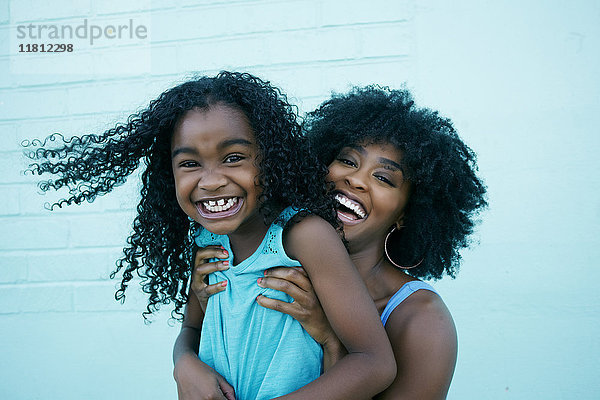Porträt einer schwarzen Mutter und einer lachenden Tochter