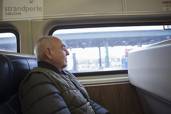 Hispanischer Mann sitzt im Zug