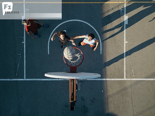 Blick von oben auf Freunde auf dem Basketballplatz beim Basketballspiel