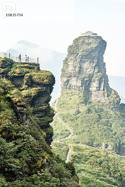 Touristen bei der Felsformation Mount Fanjing  Jiangkou  Guizhou  China