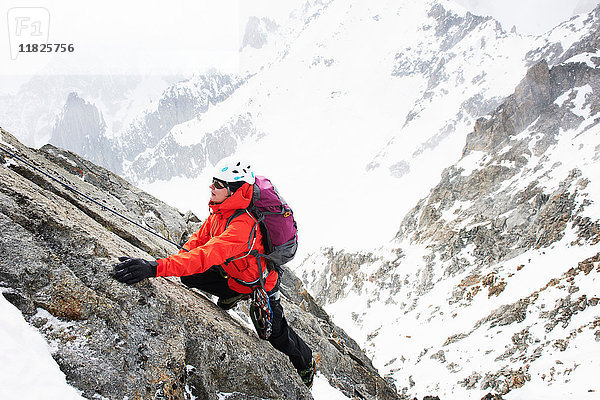 Mittlere erwachsene Frau beim Bergsteigen  Chamonix  Frankreich