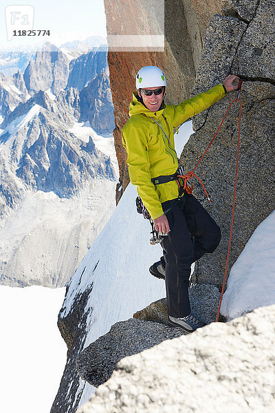 Porträt eines lächelnden Bergsteigers  Chamonix  Haute Savoie  Frankreich