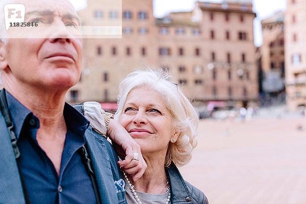 Reife Frau starrt Ehemann auf dem Stadtplatz an  Siena  Toskana  Italien