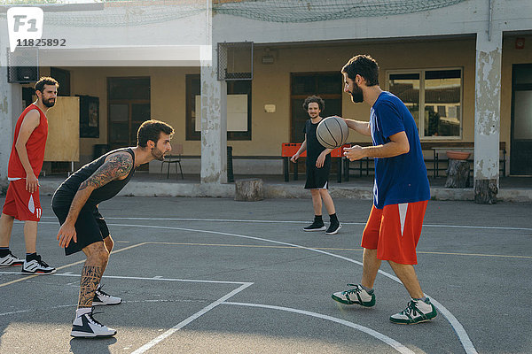 Freunde auf dem Basketballplatz beim Basketballspiel