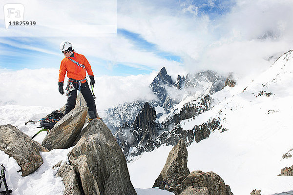 Mittelgroßer erwachsener Mann beim Felsklettern  Chamonix  Frankreich