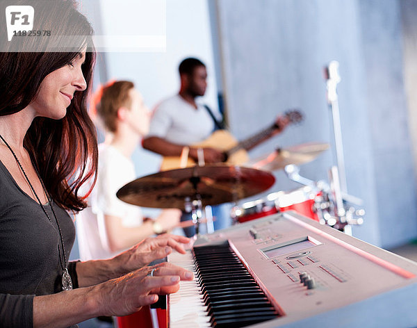 Band übt im Aufnahmestudio