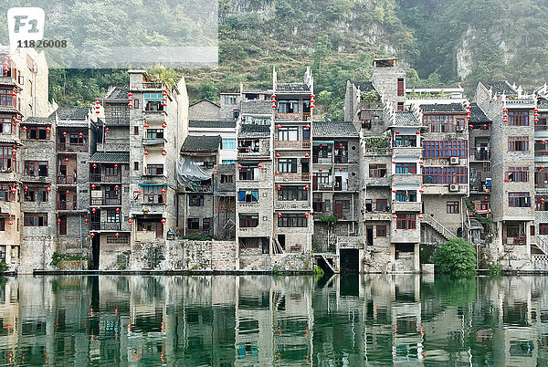 Stadtlandschaft am Wasser  Zhenyuan  Guizhou  China