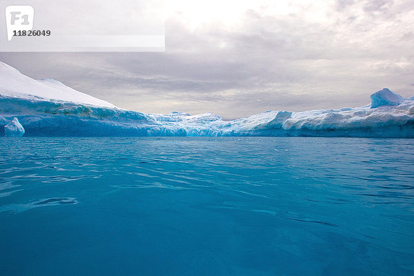 Eisberg  Eisscholle im Südpolarmeer  180 Meilen nördlich der Ostantarktis  Antarktis