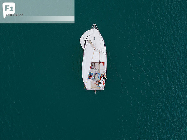 Personengruppe auf Segelboot auf dem See  Draufsicht