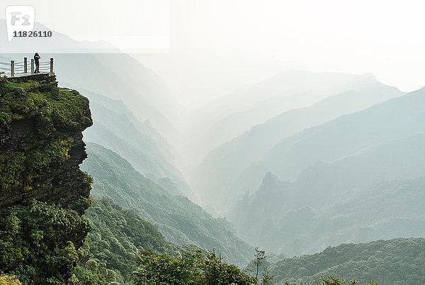 Tourist mit Blick auf die Felsformation des Mount Fanjing  Jiangkou  Guizhou  China