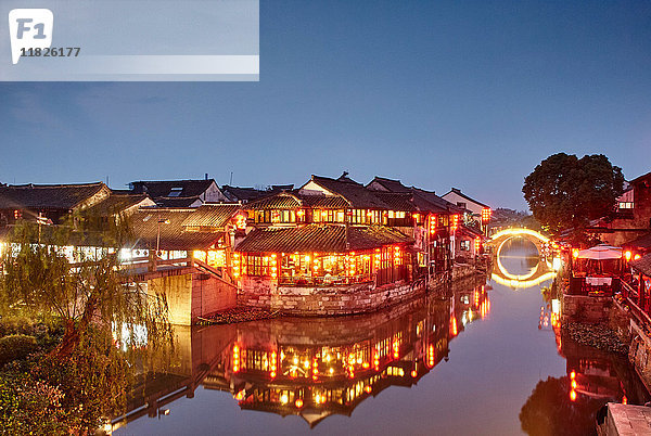 Wasserstraße und traditionelle Gebäude bei Nacht  Xitang Zhen  Zhejiang  China