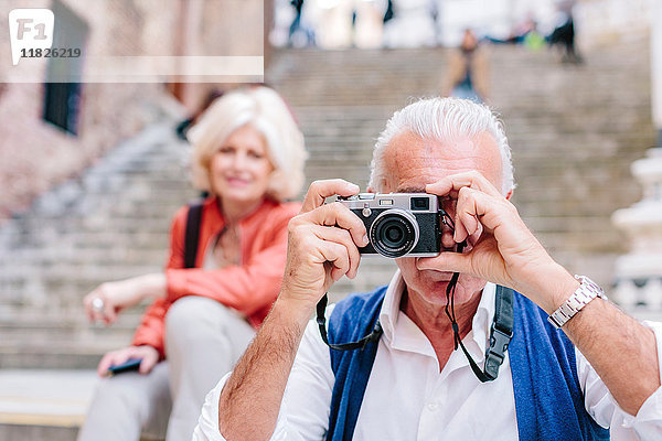 Älterer männlicher Tourist beim Fotografieren in Siena  Toskana  Italien