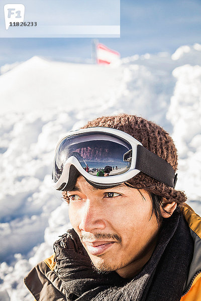 Nahaufnahme eines männlichen Skifahrers Kitzbühel  Tirol  Österreich
