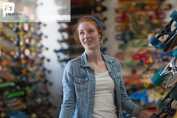 Porträt einer Frau im Skateboard-Laden