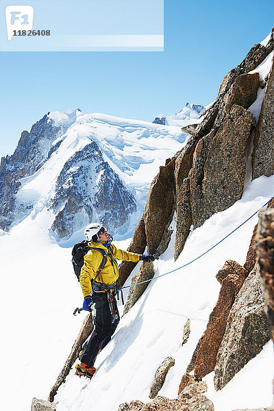 Mittelgroßer erwachsener Mann beim Bergsteigen  Chamonix  Frankreich