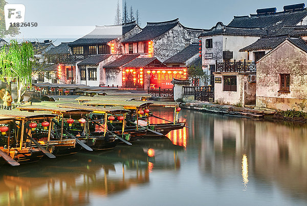 Boote auf dem Wasserweg und traditionelle Gebäude  Xitang Zhen  Zhejiang  China