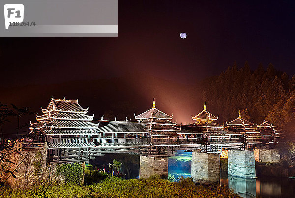 Chengyang Wind- und Regenbrücke bei Nacht  Sanjiang  Guangxi  China