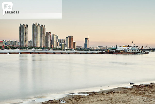 Wolkenkratzer am Wasser  Harbin  Heilongjiang  China