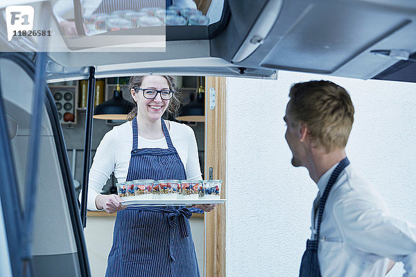 Caterer beladen Fahrzeug mit Fertiggerichten