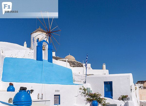 Felshäuser in weißer und blauer Farbe  Athen  Attiki  Griechenland  Europa