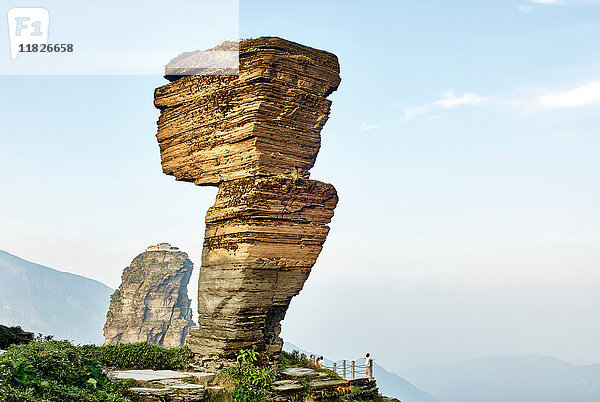 Touristen bei der Felsformation Mount Fanjing  Jiangkou  Guizhou  China