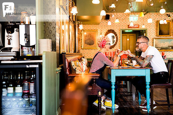 Schrulliges Paar entspannt sich in Bar und Restaurant  Bournemouth  England