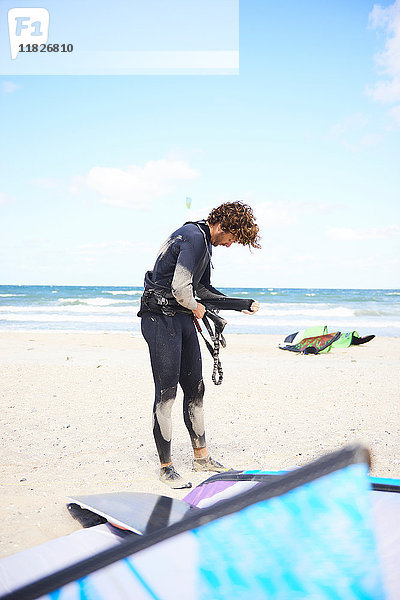 Kitesurfer trifft Vorbereitungen am Strand  Hornbæk  Hovedstaden  Dänemark