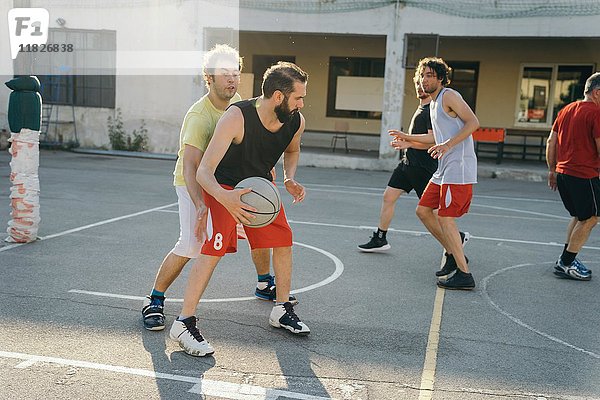Freunde auf dem Basketballplatz beim Basketballspiel