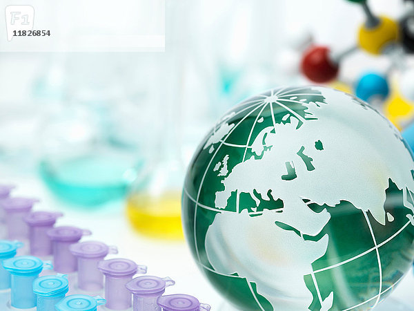Globus mit Reagenzglashalter  Kolben und Molekularmodell