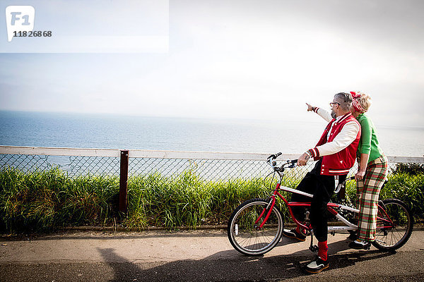 Schrulliges Paar beim Sightseeing auf dem Tandemfahrrad  Bournemouth  England