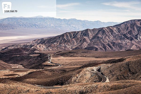 Landschaft mit kurvenreicher Straße im Death Valley National Park  Kalifornien  USA